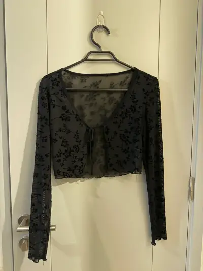 Blusa negra de encaje floral - miniatura 2