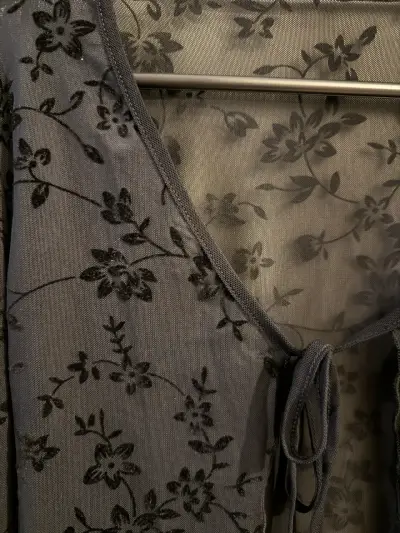 Blusa negra de encaje floral - miniatura 3