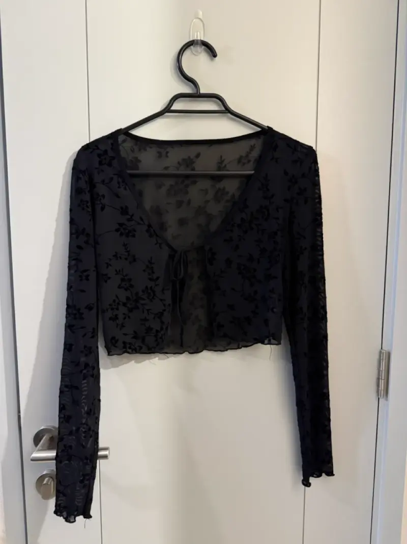Blusa negra de encaje floral - 4