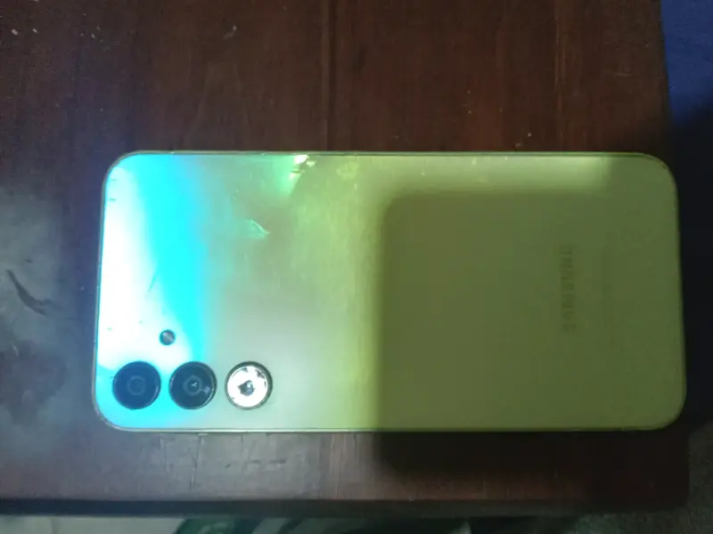 Celular Samsung amarillo usado - 1
