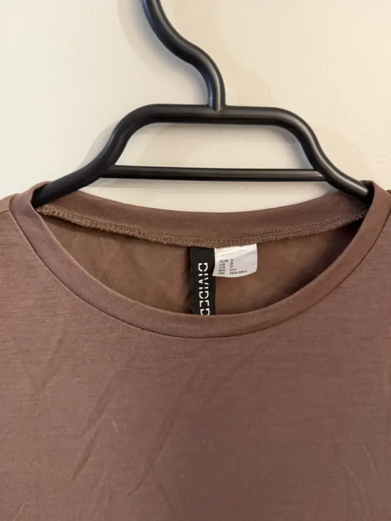 Polera café y gris básica - 2