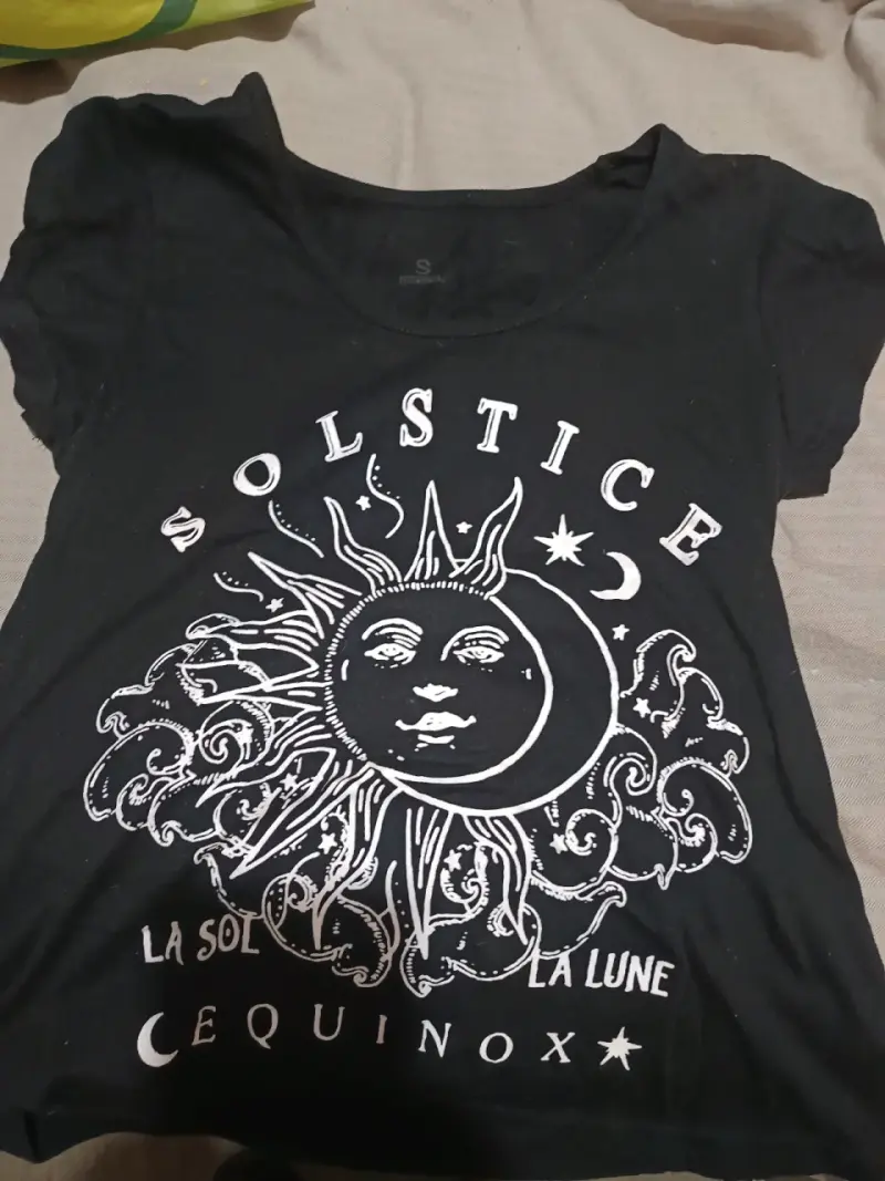 Polera negra gráfica Solstice - 1