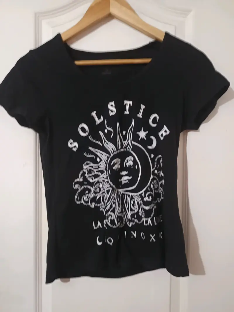 Polera negra gráfica Solstice - 3