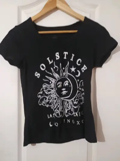 Polera negra gráfica Solstice - miniatura 3