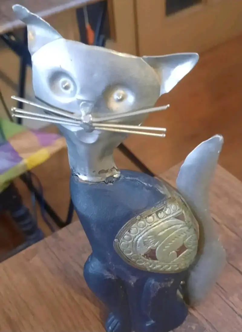 Figura decorativa de gato de peltre con madera - 1