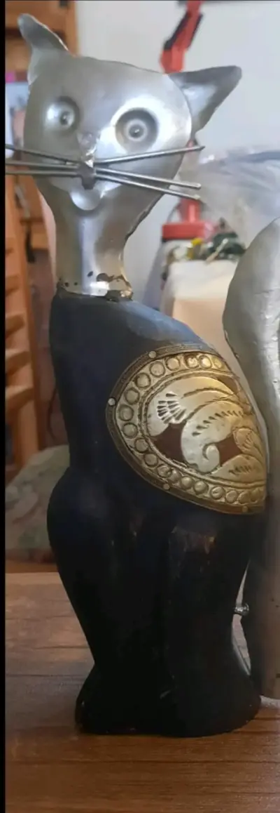 Figura decorativa de gato de peltre con madera - miniatura 2