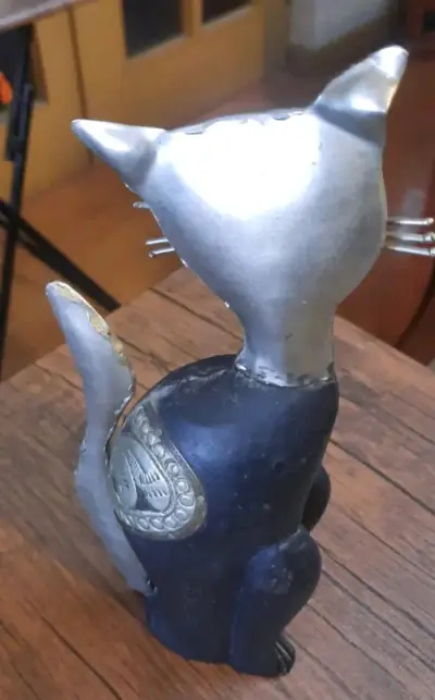 Figura decorativa de gato de peltre con madera - miniatura 3