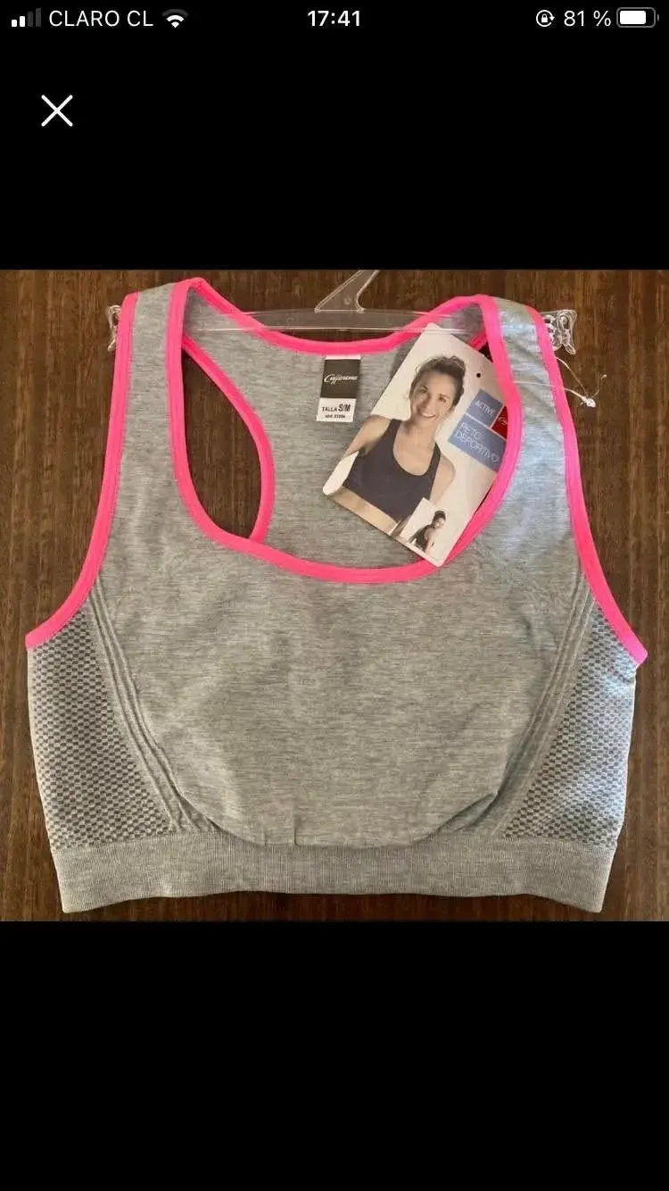 Top deportivo gris con bordes rosados