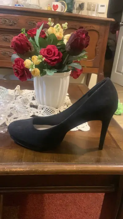 Tacón alto negro elegante - miniatura 1