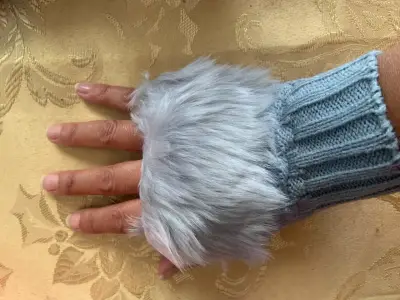 Guantes sin dedos peludos - miniatura 2
