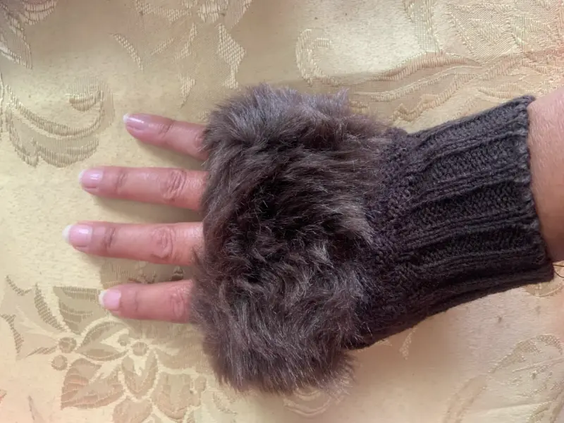 Guantes sin dedos peludos - 3