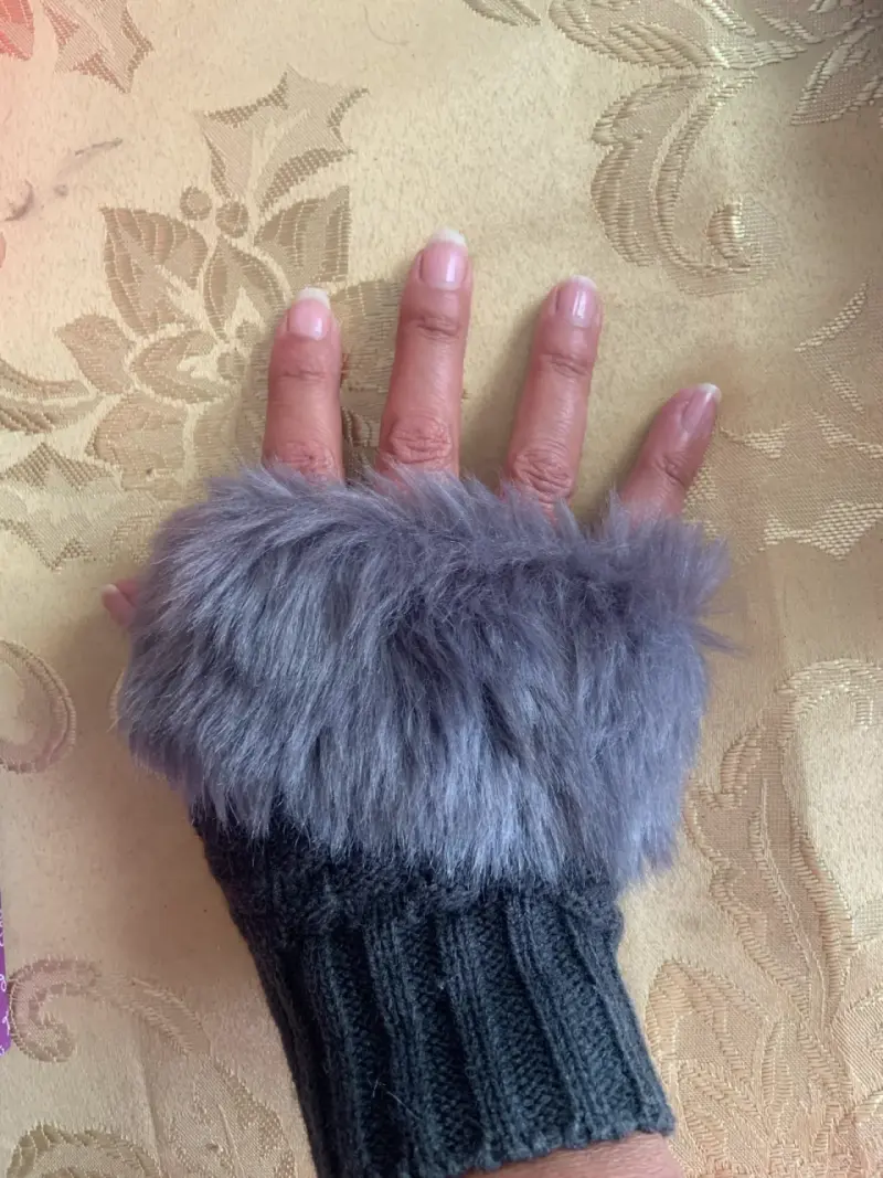 Guantes sin dedos peludos - 4
