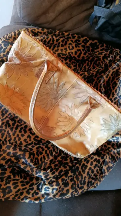 Bolso de cuero con diseño floral - miniatura 1