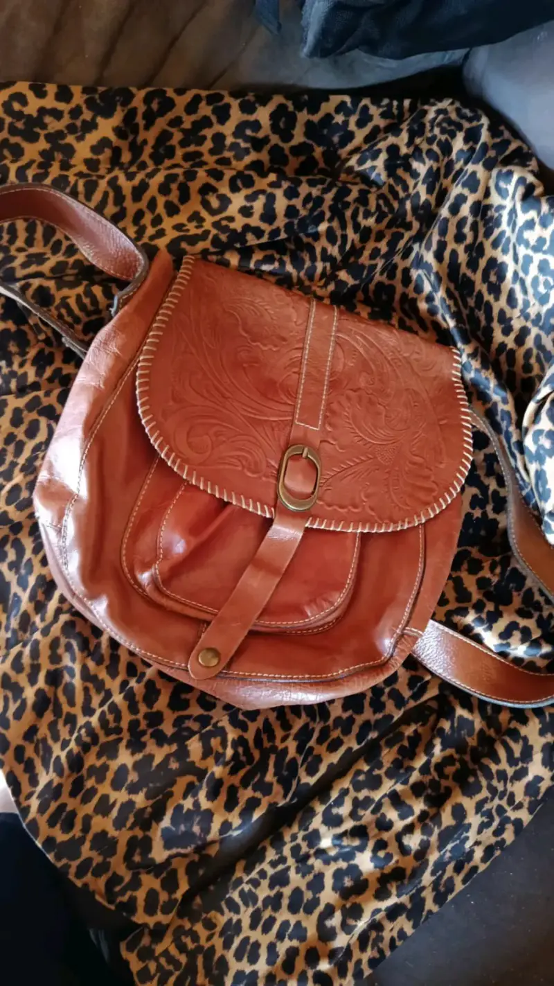 Cartera marrón de cuero repujado