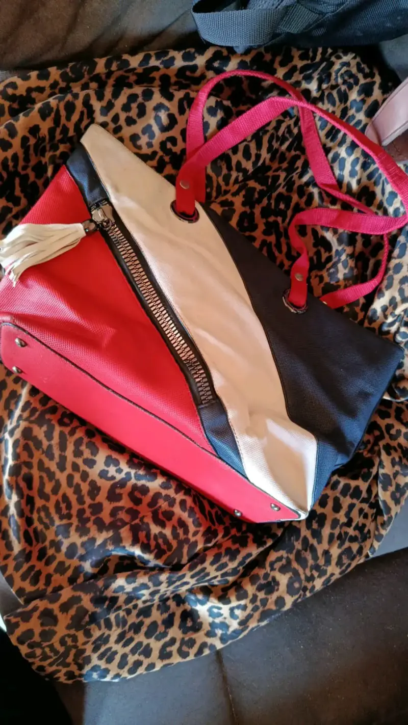 Bolso tricolor con cierre metálico