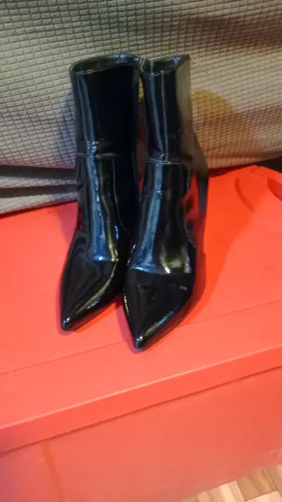 Botines negros de cuero brillante - miniatura 1