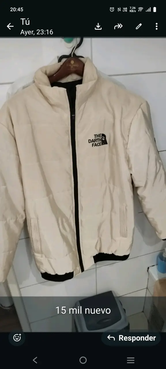 Chaqueta beige estilo parka