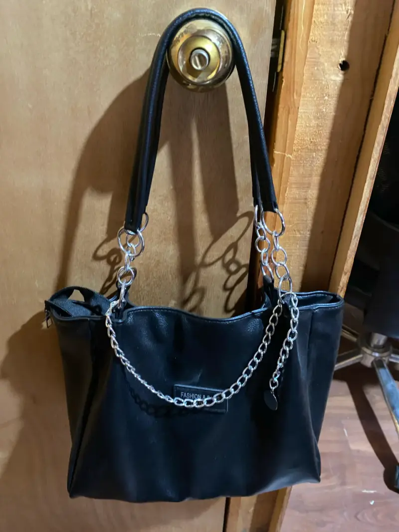 Cartera negra con cadena - 1