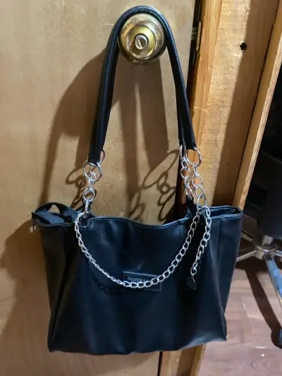 Cartera negra con cadena - miniatura 1