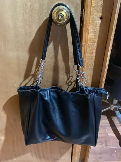 Cartera negra con cadena - miniatura 2