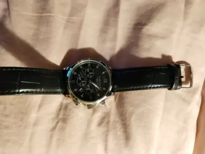 Reloj de pulsera negro - miniatura 1