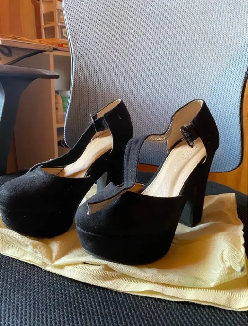Zapatos de tacón negro