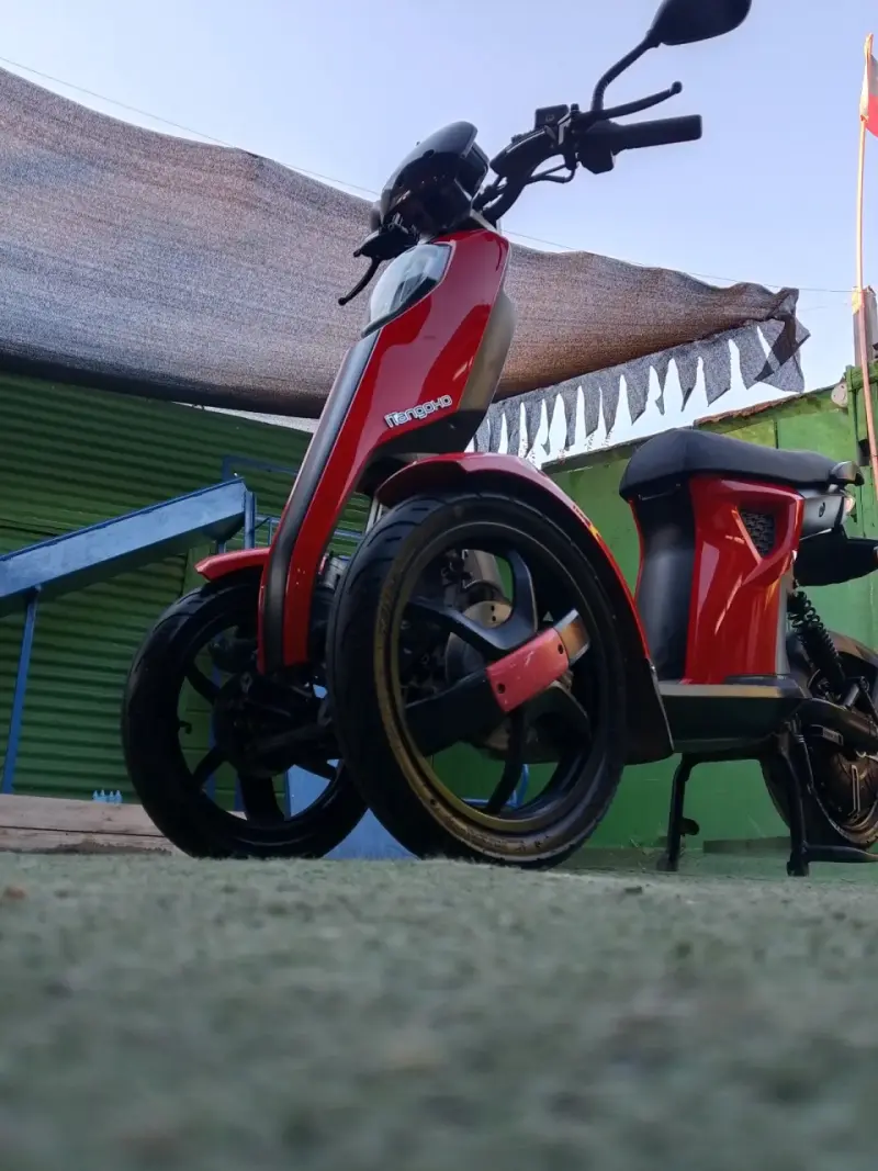 Scooter eléctrico rojo - 1