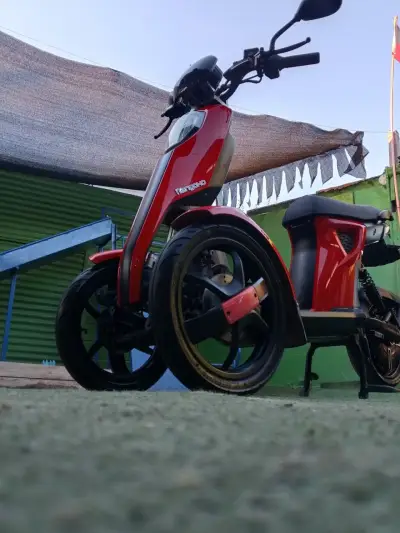 Scooter eléctrico rojo - miniatura 1