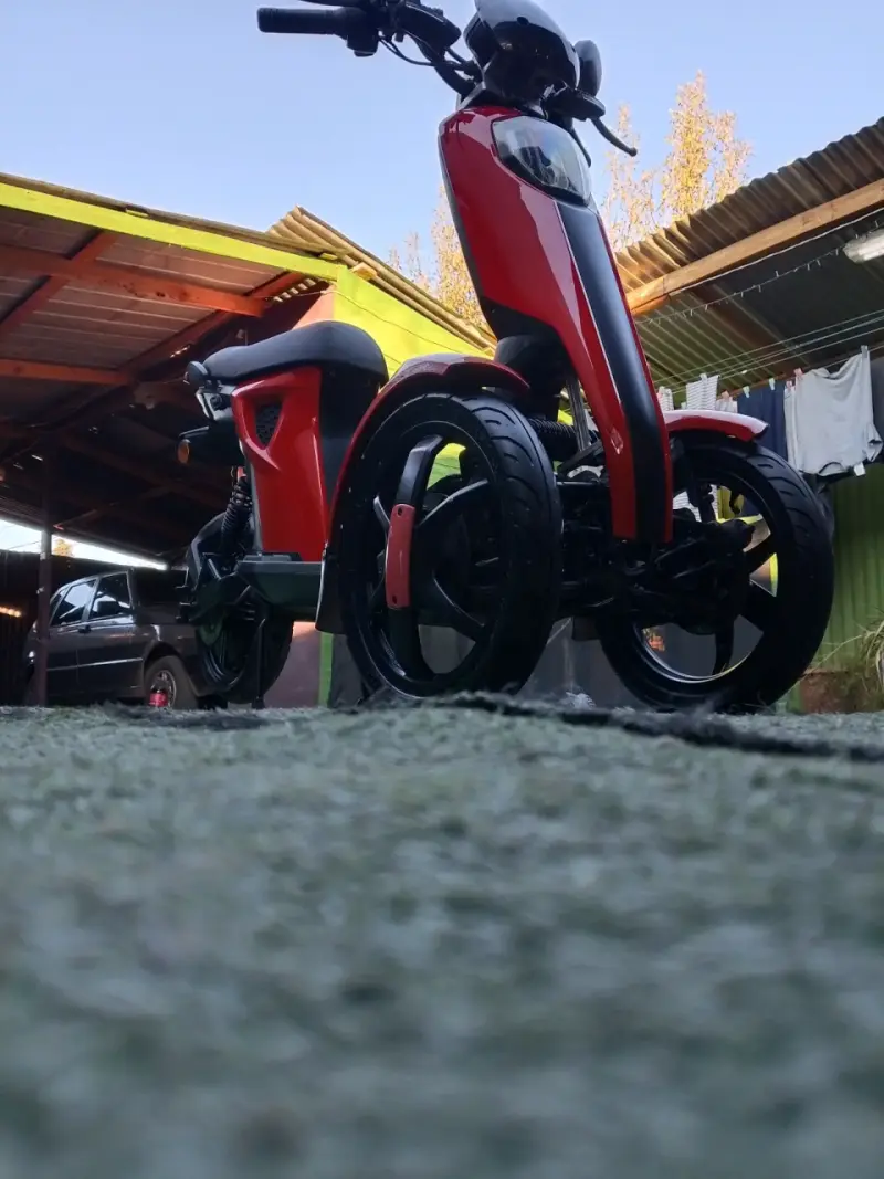 Scooter eléctrico rojo - 2