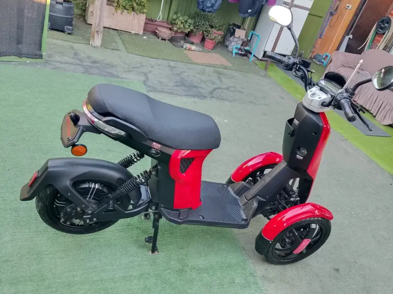 Scooter eléctrico rojo - 3