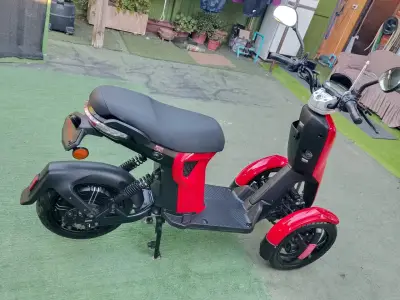 Scooter eléctrico rojo - miniatura 3