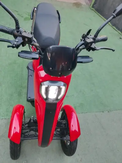 Scooter eléctrico rojo - miniatura 4