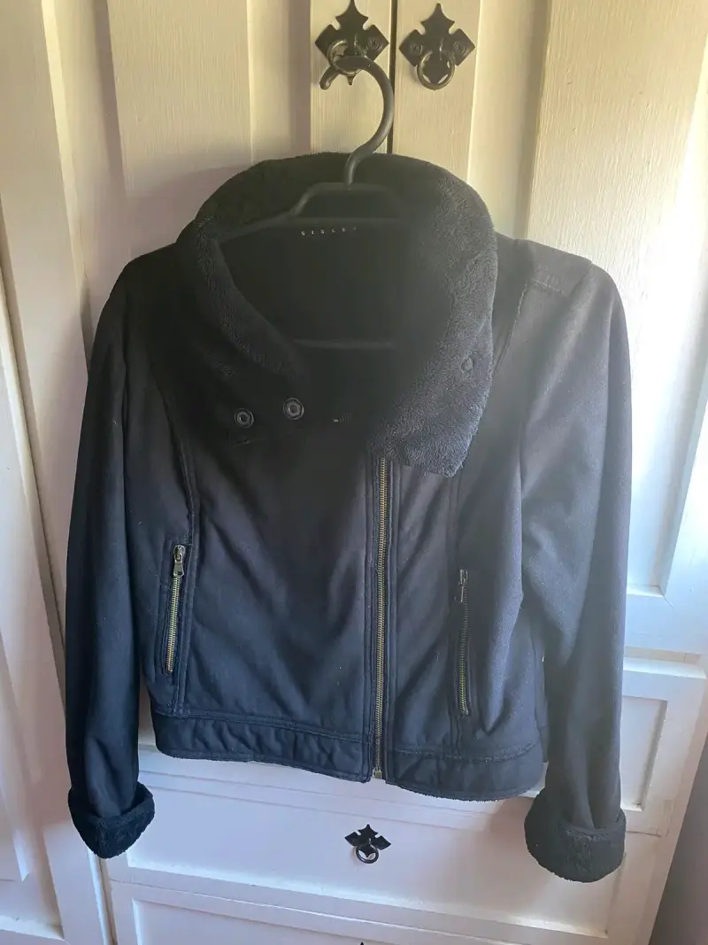 Chaqueta negra estilo casual - 1