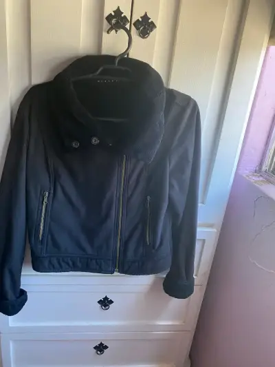 Chaqueta negra estilo casual - miniatura 3