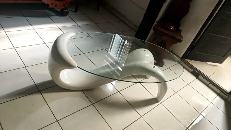 Mesa de centro con vidrio y base curvada