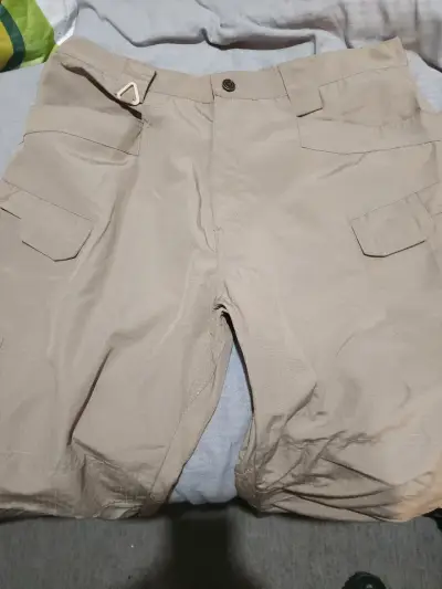 Pantalones largos beige con bolsillos - miniatura 1