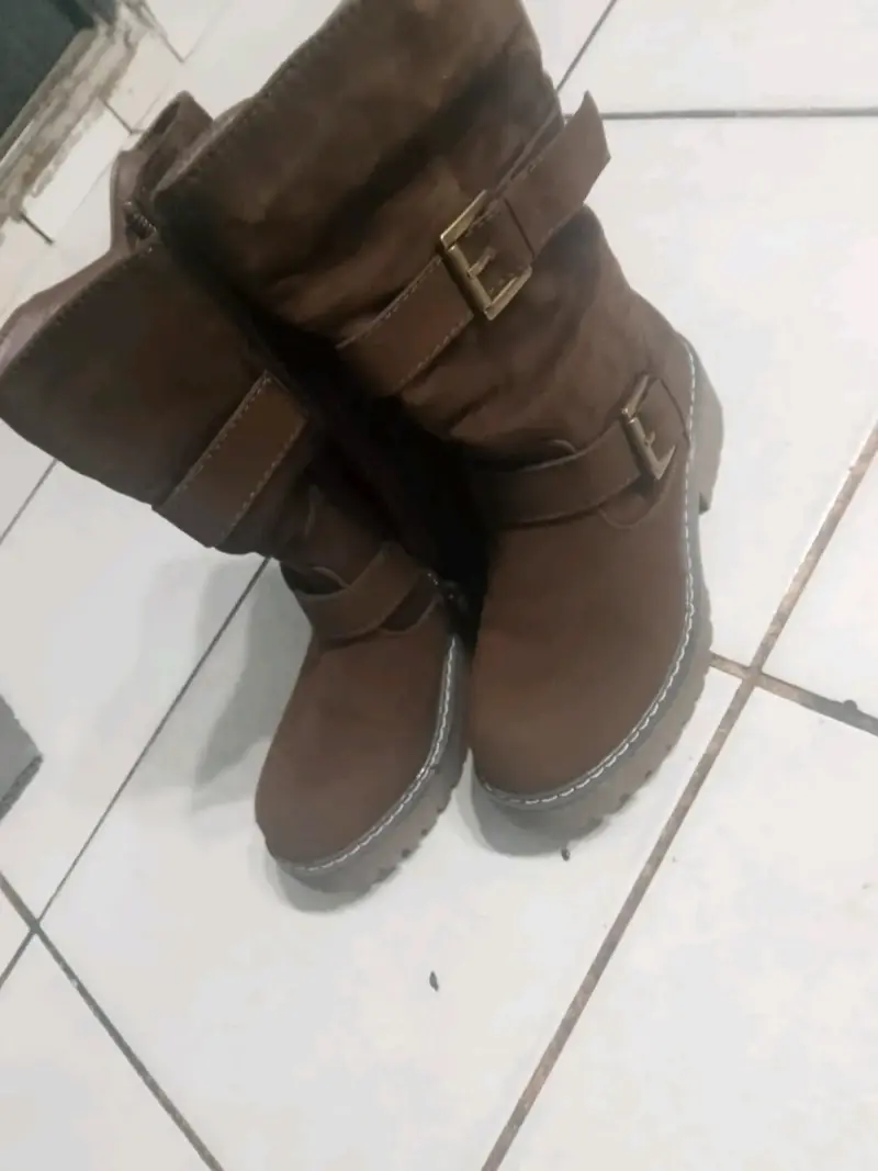 Botas cafés con hebillas