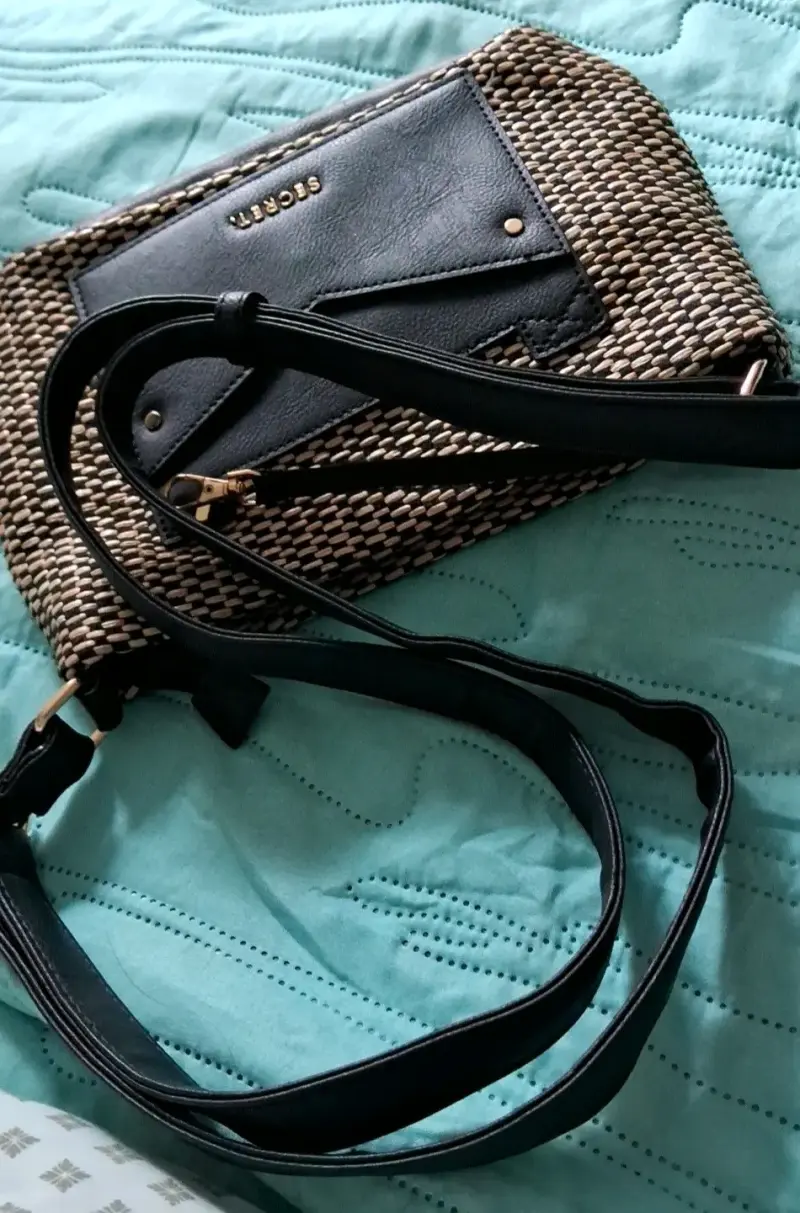 Cartera bandolera negra con blanco. Secret - 2