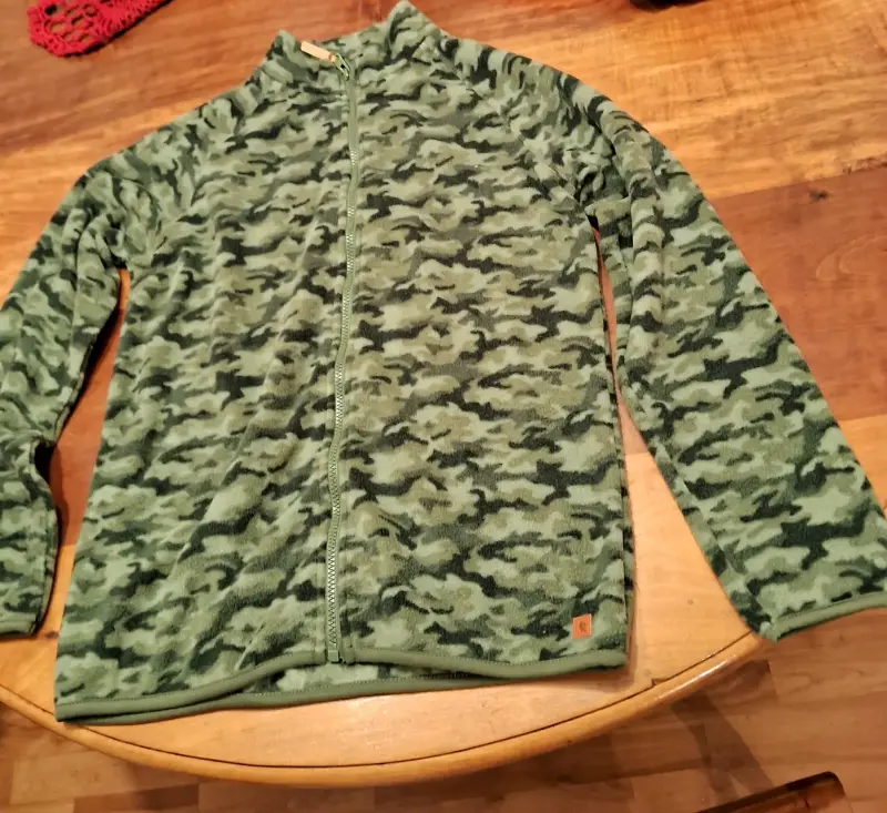 Chaqueta polar camuflaje verde.  Talla 16 - 2