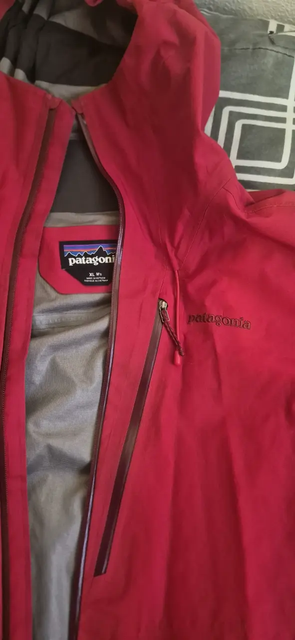 Chaqueta roja con capucha - 2