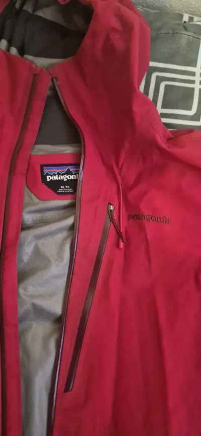 Chaqueta roja con capucha - miniatura 2