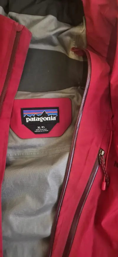Chaqueta roja con capucha - miniatura 3