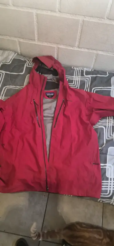 Chaqueta roja con capucha - miniatura 4