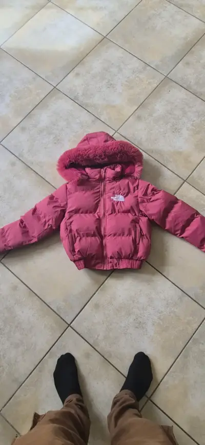 Chaqueta roja con capucha - miniatura 5