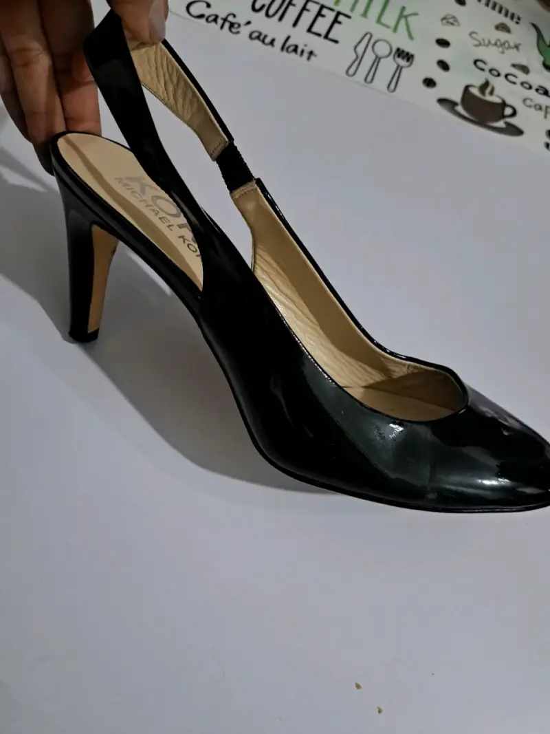 Zapato de tacón negro elegante