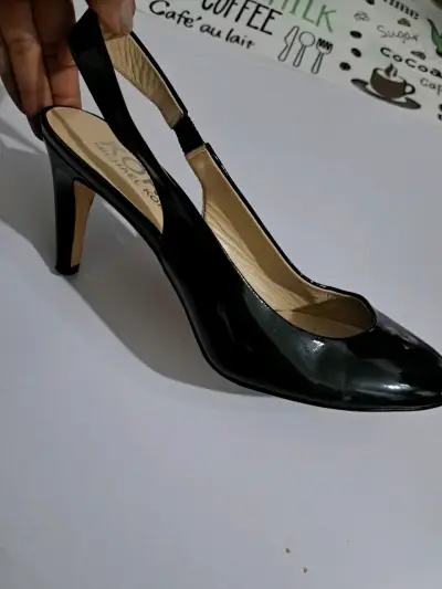 Zapato de tacón negro elegante - miniatura 1