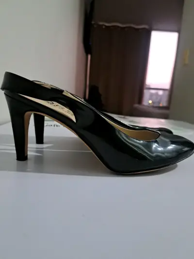 Zapato de tacón negro elegante - miniatura 2