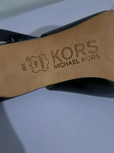 Zapato de tacón negro elegante - miniatura 3