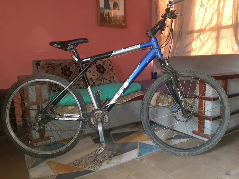 Bicicleta GT azul y negra