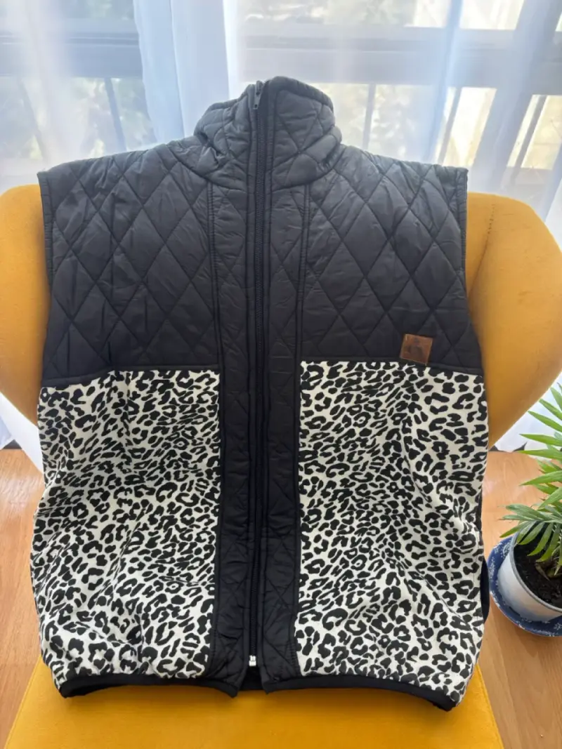 Chaleco negro con estampado leopardo - 2